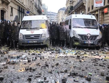 «Κίτρινα Γιλέκα»: «Μακρόν θα σε τελειώσουμε αλλιώς θα καταντήσουμε όπως οι Ελληνες» - Ταξιδιωτική οδηγία από ΗΠΑ